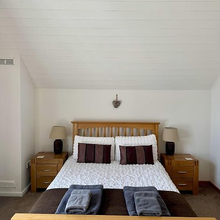 Medway Hot Tub Lodge South Cerney Exterior photo