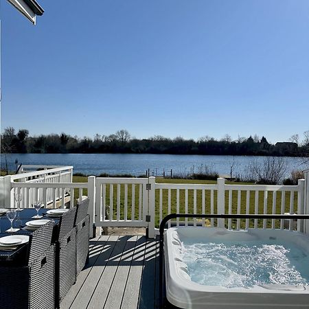 Medway Hot Tub Lodge South Cerney Exterior photo