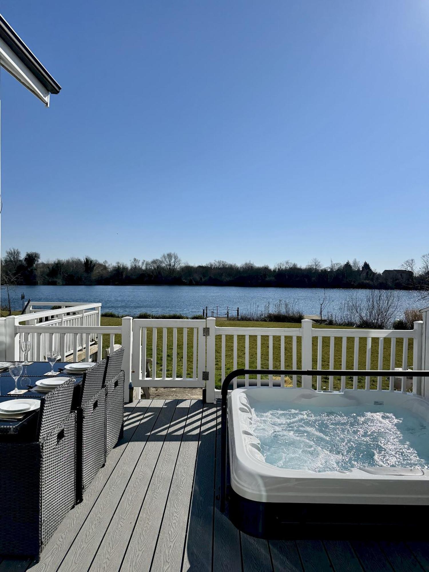 Medway Hot Tub Lodge South Cerney Exterior photo